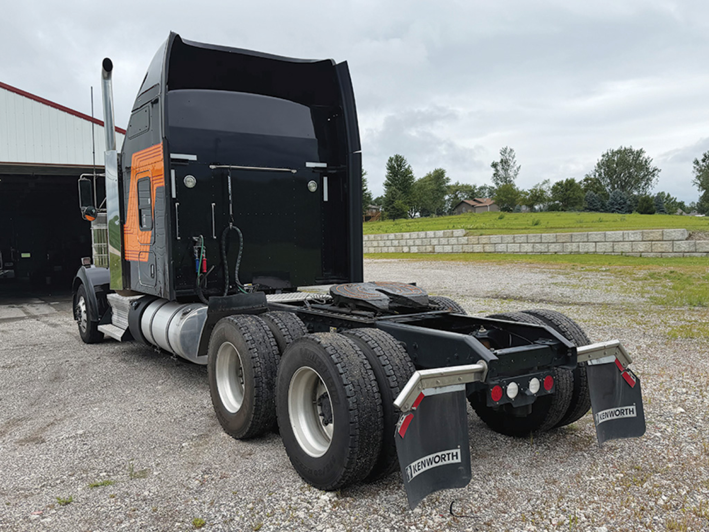Kenworth W900L AeroCab with sleeper, rear view of fifth wheel area and dual rear axles, stock number 558317.