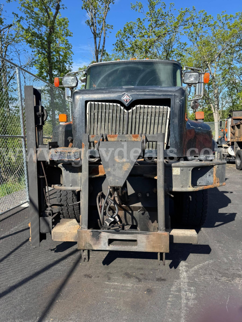 Front view of 2004 International 5600i dump truck showing heavy-duty grille, front bumper, and attachment mechanism.