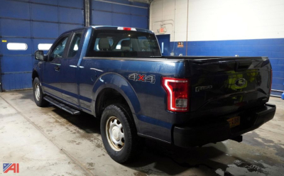 Ford F-150 XL extended cab pickup truck 4x4 rear view showing bed and taillight details