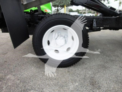 Isuzu NQR chassis image showing a white steel wheel with tire, part of a dump truck chassis.