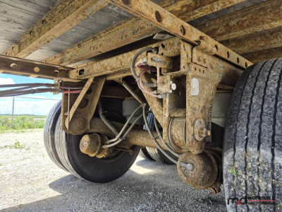 Trailer chassis and suspension showing undercarriage of a 53' dry van trailer with leaf springs, axles, and dual tires.