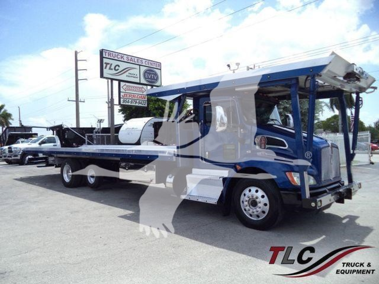 Kenworth T370 rollback truck with a car carrier flatbed and hoist in blue and white, VIN 2NKHHJ7X6GM483588, stock T83588.