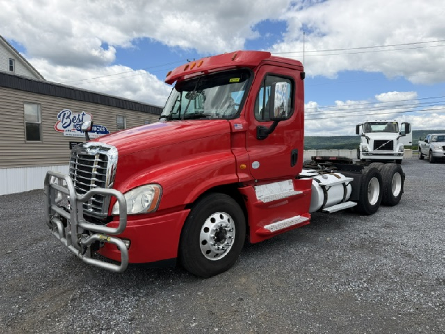 Truck image: red 2018 Freightliner Cascadia CA125DC daycab tractor with front bull bar, side steps, and large chrome grille; VIN visible on listing.