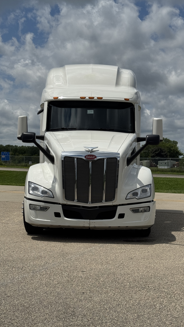 Peterbilt 579 front view showing large chrome grille and headlights