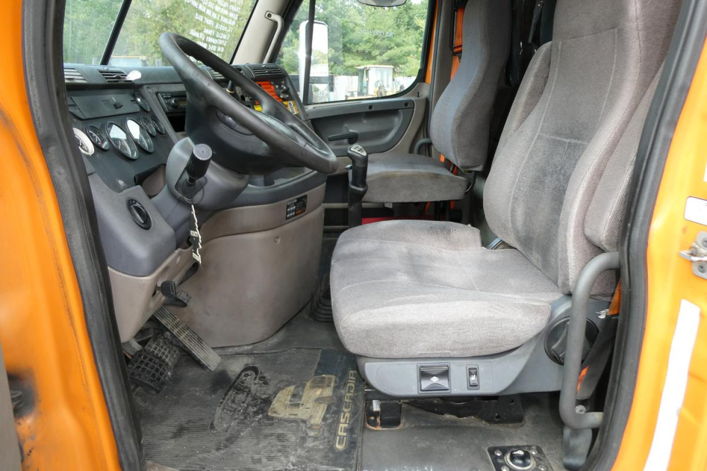 https://cdn.truckertotrucker.com/ad-photos/65980764-9baa-4dca-b72b-ce2110c22ec2/large/freightliner-cascadia-125-cab-interior-3482415.jpg?