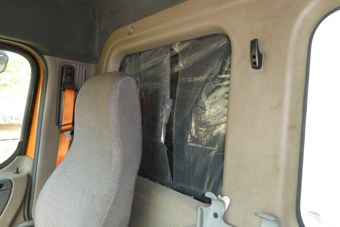 https://cdn.truckertotrucker.com/ad-photos/65980764-9baa-4dca-b72b-ce2110c22ec2/large/freightliner-cascadia-125-cab-interior-seat-window-panel-3482418.jpg?
