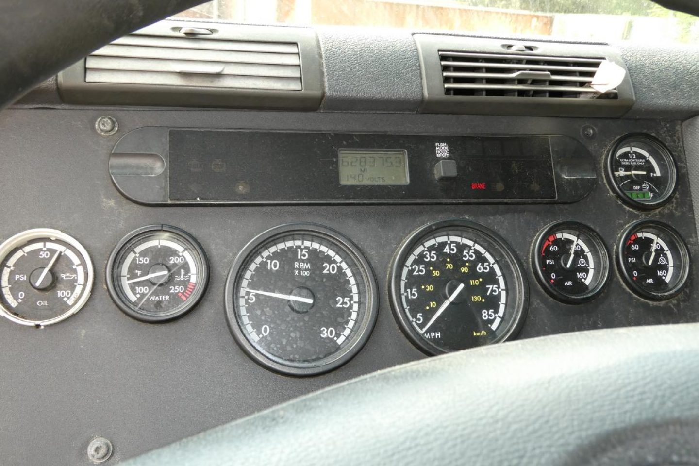 https://cdn.truckertotrucker.com/ad-photos/65980764-9baa-4dca-b72b-ce2110c22ec2/large/freightliner-cascadia-125-dashboard-text-3482416.jpg?