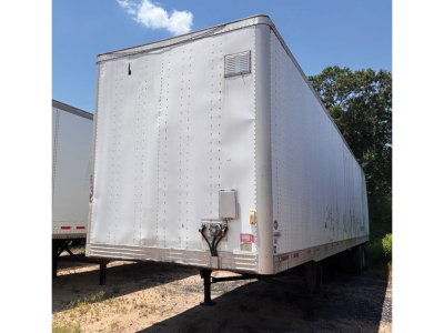 Trailer 2007 Utility 4000D-X side/front view showing riveted aluminum cargo trailer with front manway and wheel area, in-service condition.