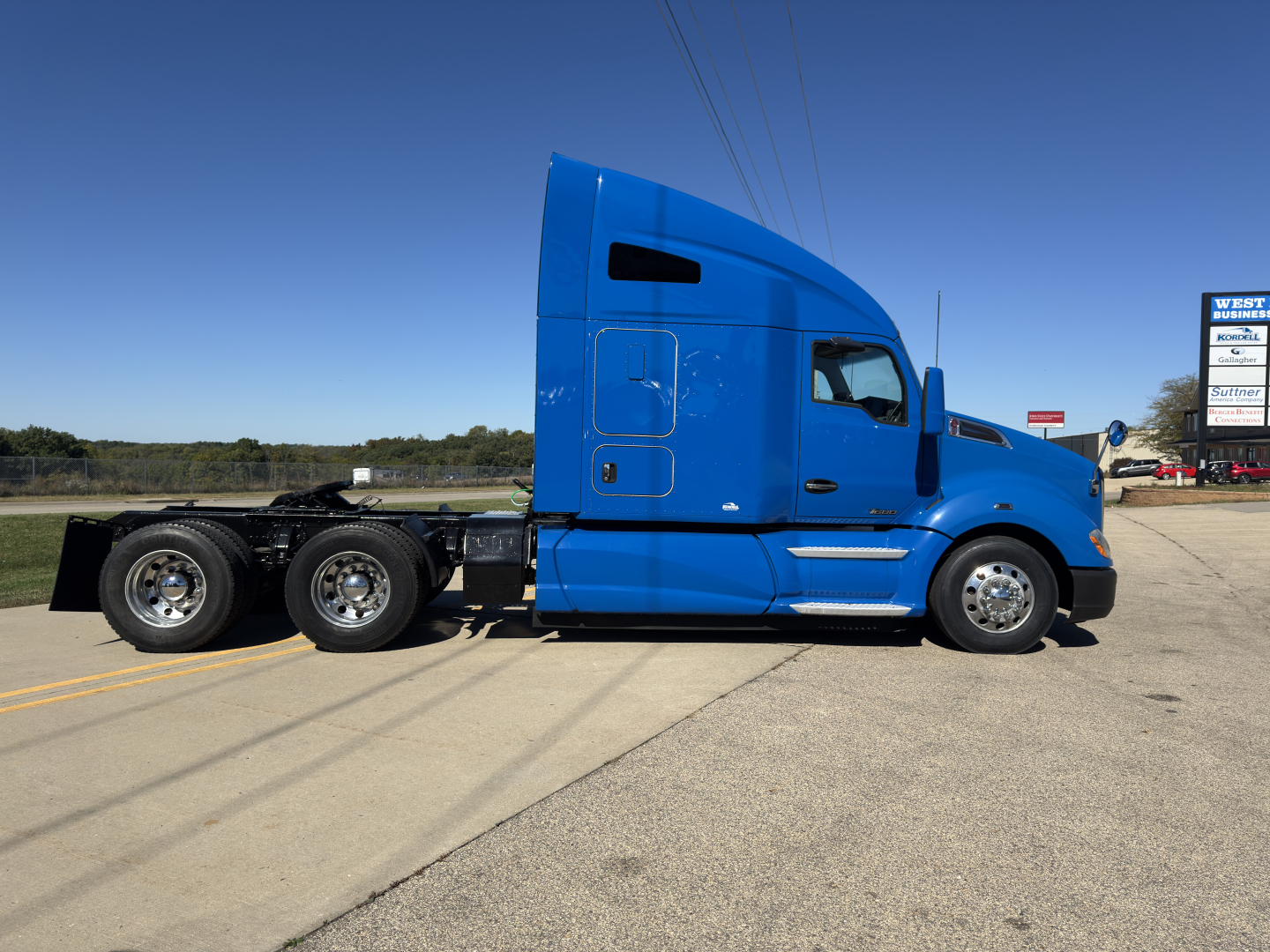 Blue 2015 Kenworth T680 sleeper cab truck from side view, features include long hood, dual rear axles, and a blue painted exterior.