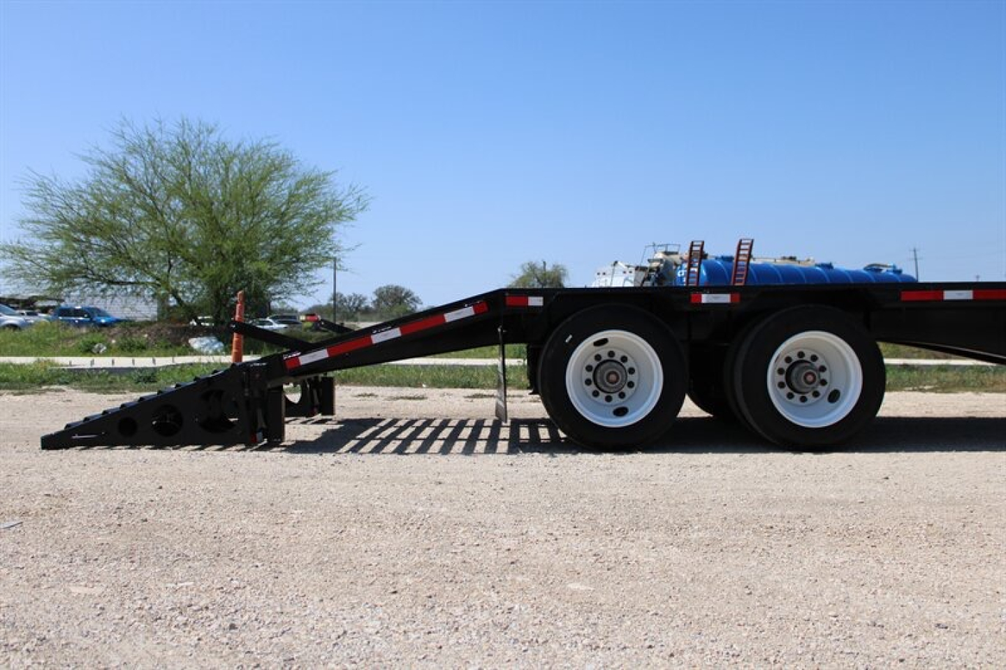 TRAILER TAIL RESTING ON THE RAMPS, NO BOUNCING WHILE LOADING HEAVY EQUIPMENT