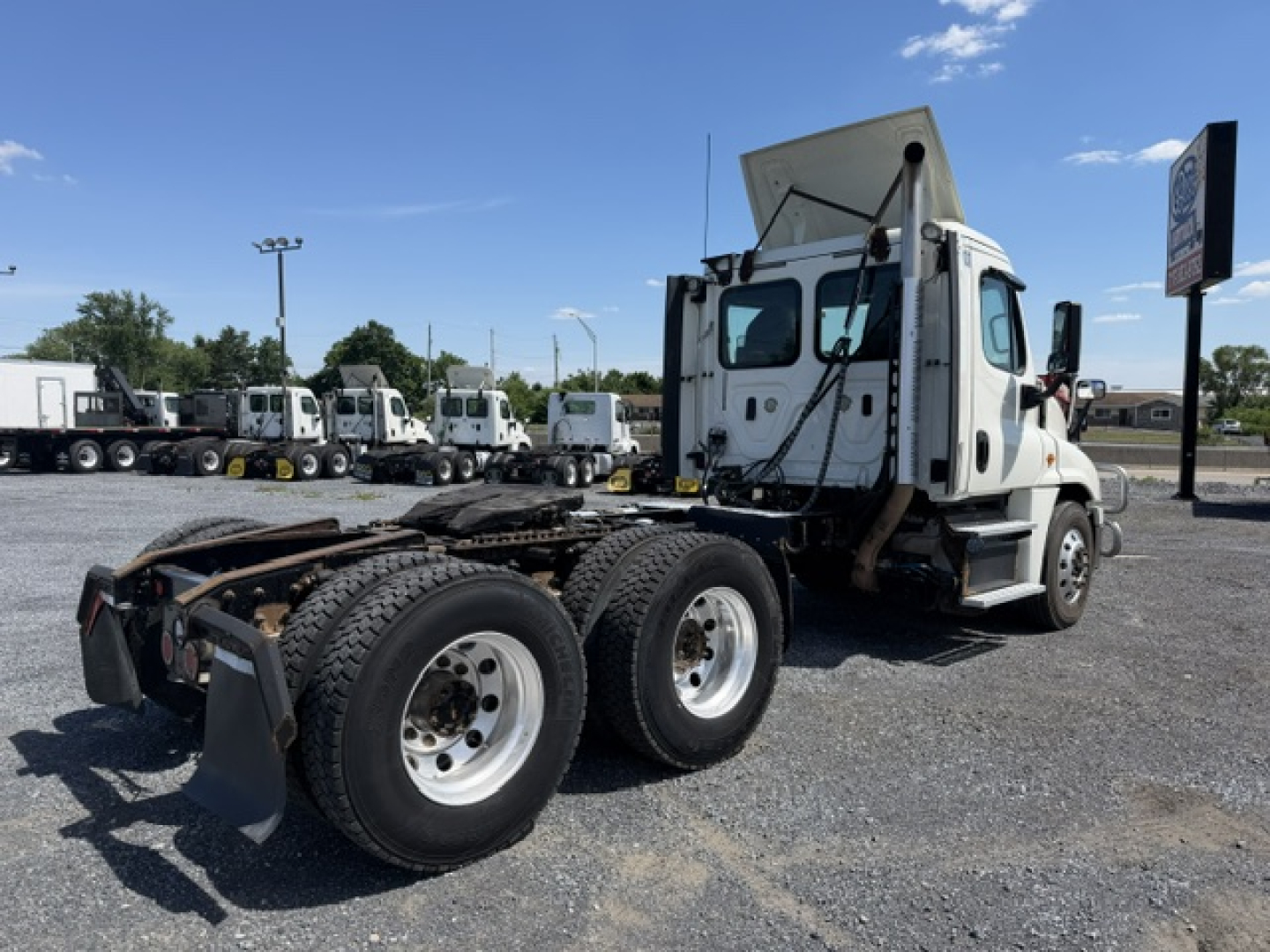 Truck cab and chassis for a 2018 Freightliner Cascadia CA125DC with paired dual rear axles and fifth wheel area visible.