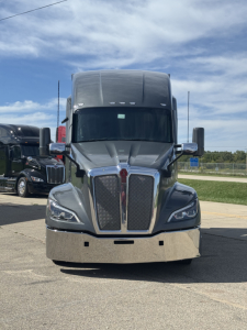 Kenworth T680 front view showing grille and bumper; truck in a parking lot