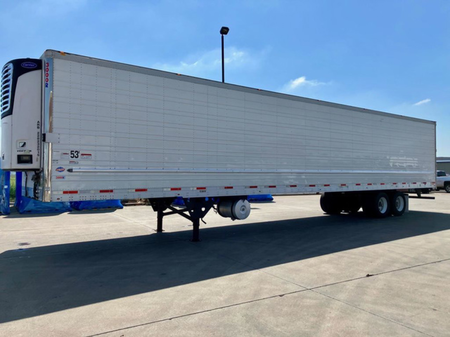 Utility reefer trailer showing side view with refrigeration unit at front and cool gray color. VIN 1UYVS2530P2792424, stock U90992, refrigerated trailer.