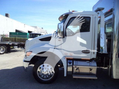 Kenworth T280 rollback truck side view showing cab and chrome wheels with steps and fuel/air tanks visible.