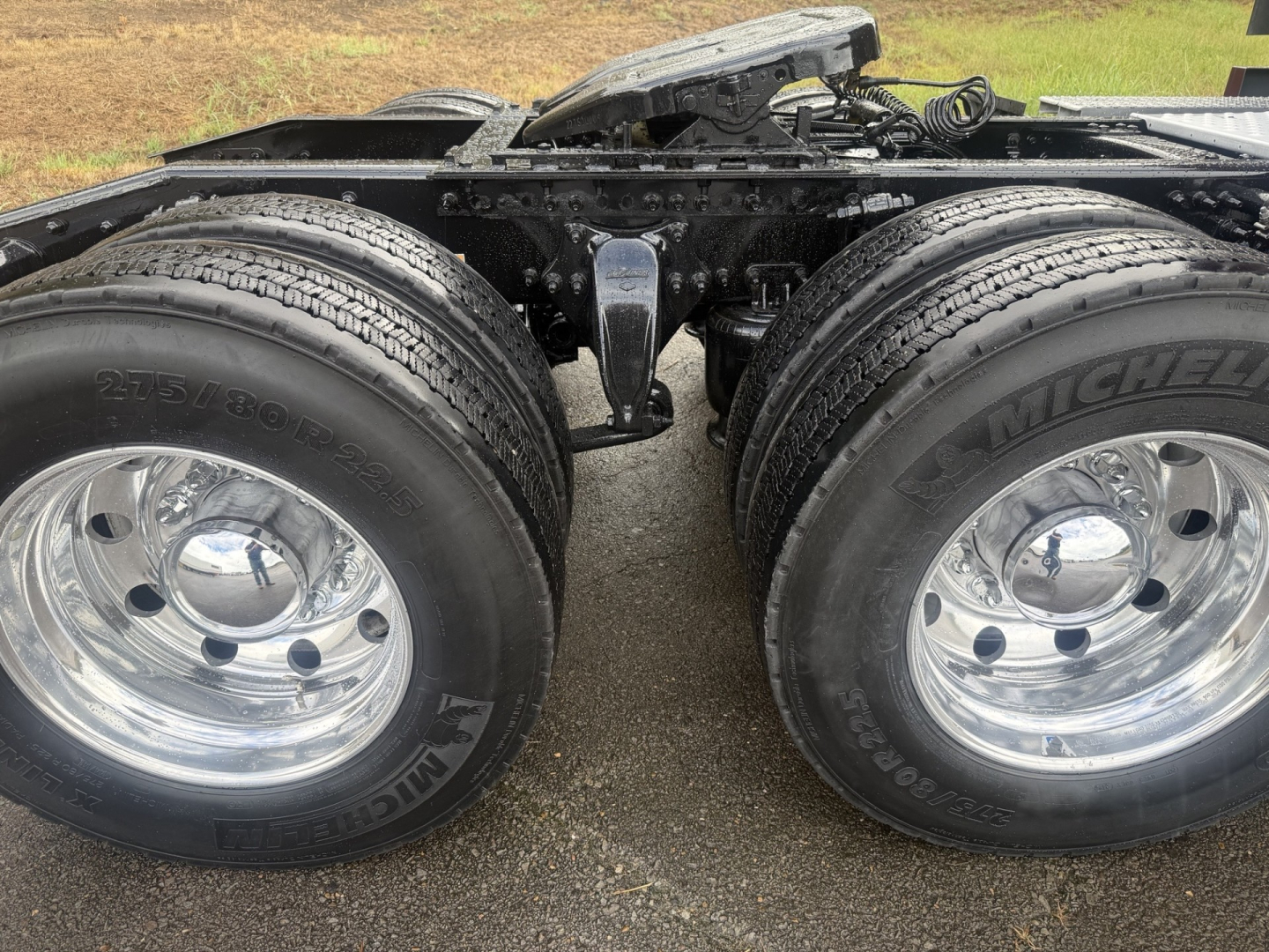 Freightliner Cascadia126 wheel area showing dual rear axles with Michelin tires and chrome wheels.