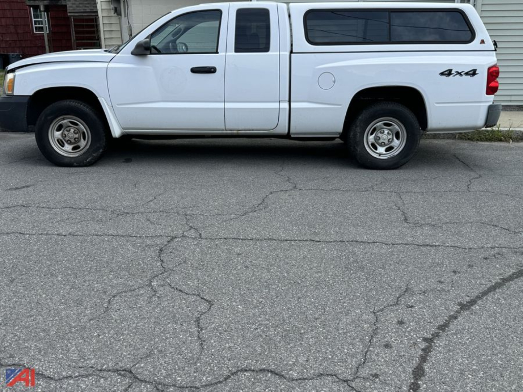 White 2006 Dodge Dakota pickup with crew cab and cap, side view showing 4x4 badge and extended cab
