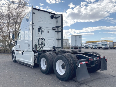 Freightliner Cascadia 126 truck rear/sleeper cab with dual rear axles and fifth wheel, white exterior, stock number 548282, VIN 3AKJHHDR6NSMT0204 visible.