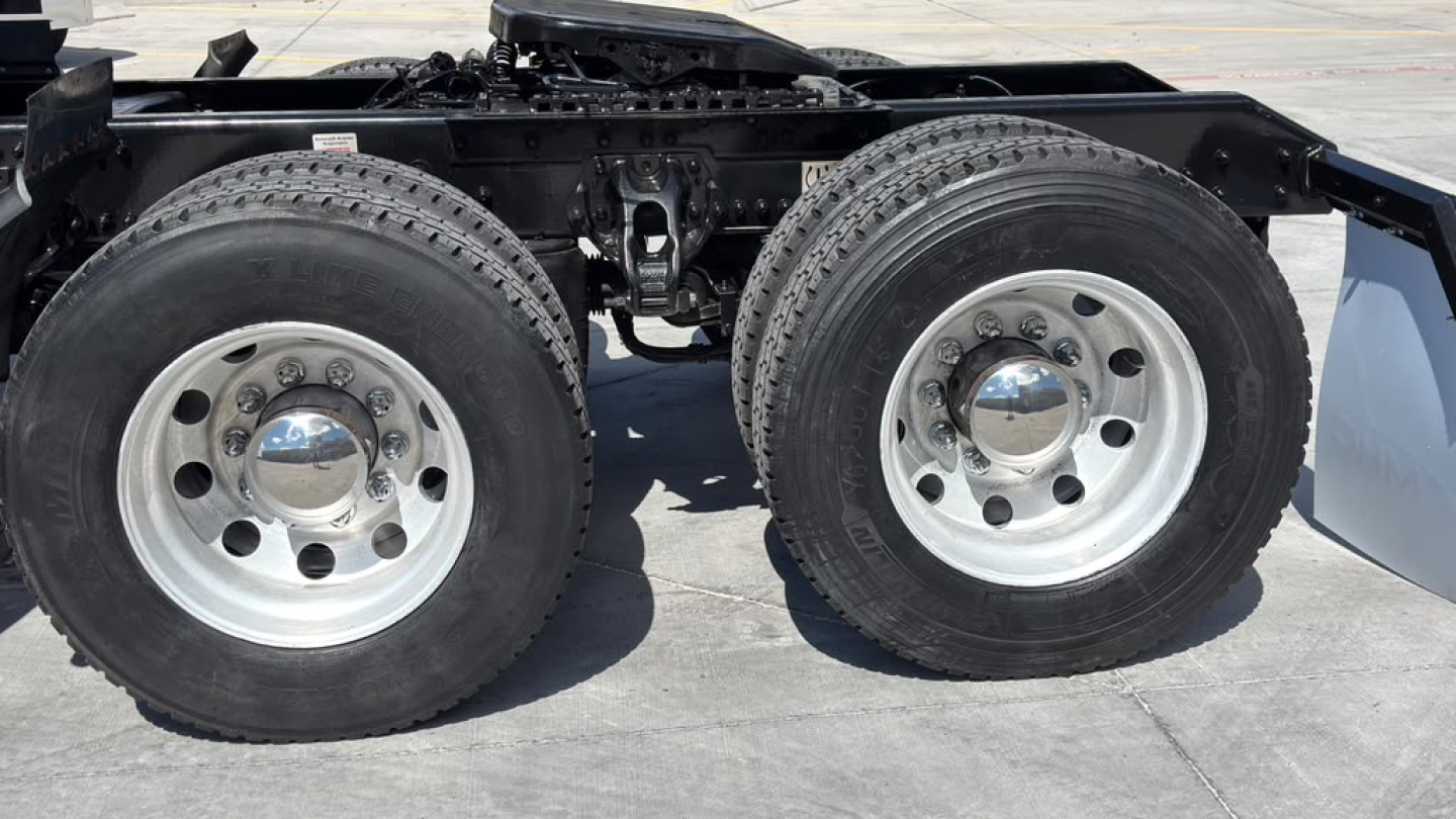 Kenworth T680 dual rear axles, wheels and tires visible in side view.