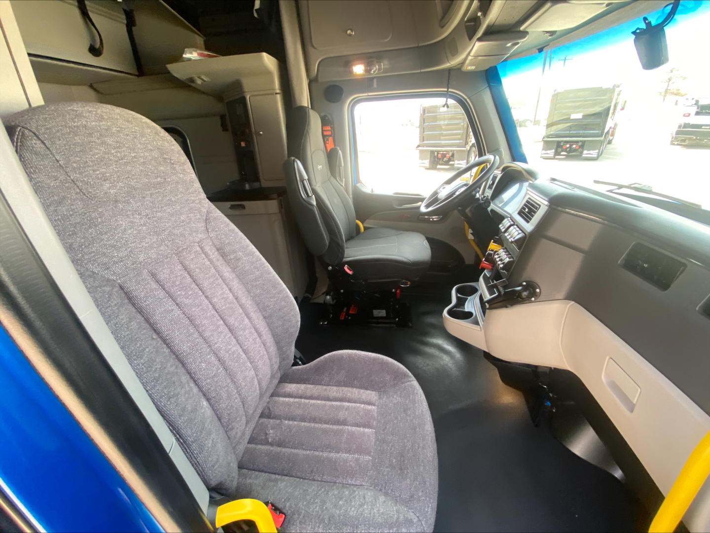 Peterbilt 579 truck interior cab driver seat and dash view.