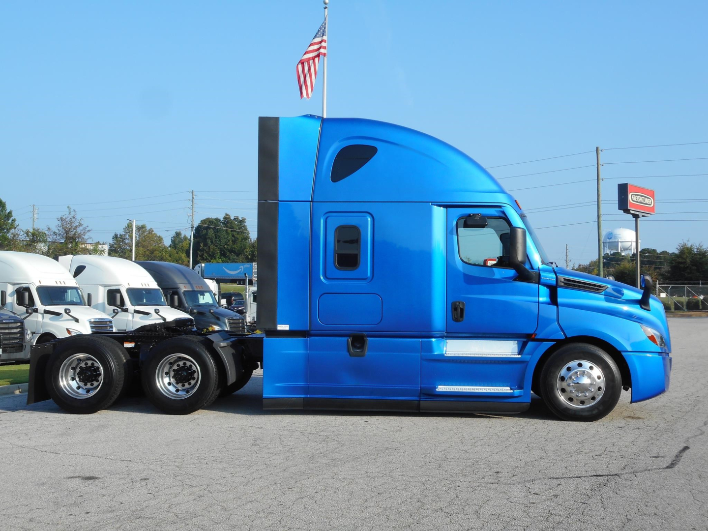 Blue Freightliner Cascadia 126 sleeper tractor side view showing cab and trailer, VIN 3AKJHHDR6NSNA1705, stock 350210.