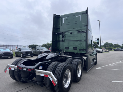 Volvo VNL64T860 tractor rear view showing rear tandem axles and green sleeper cab