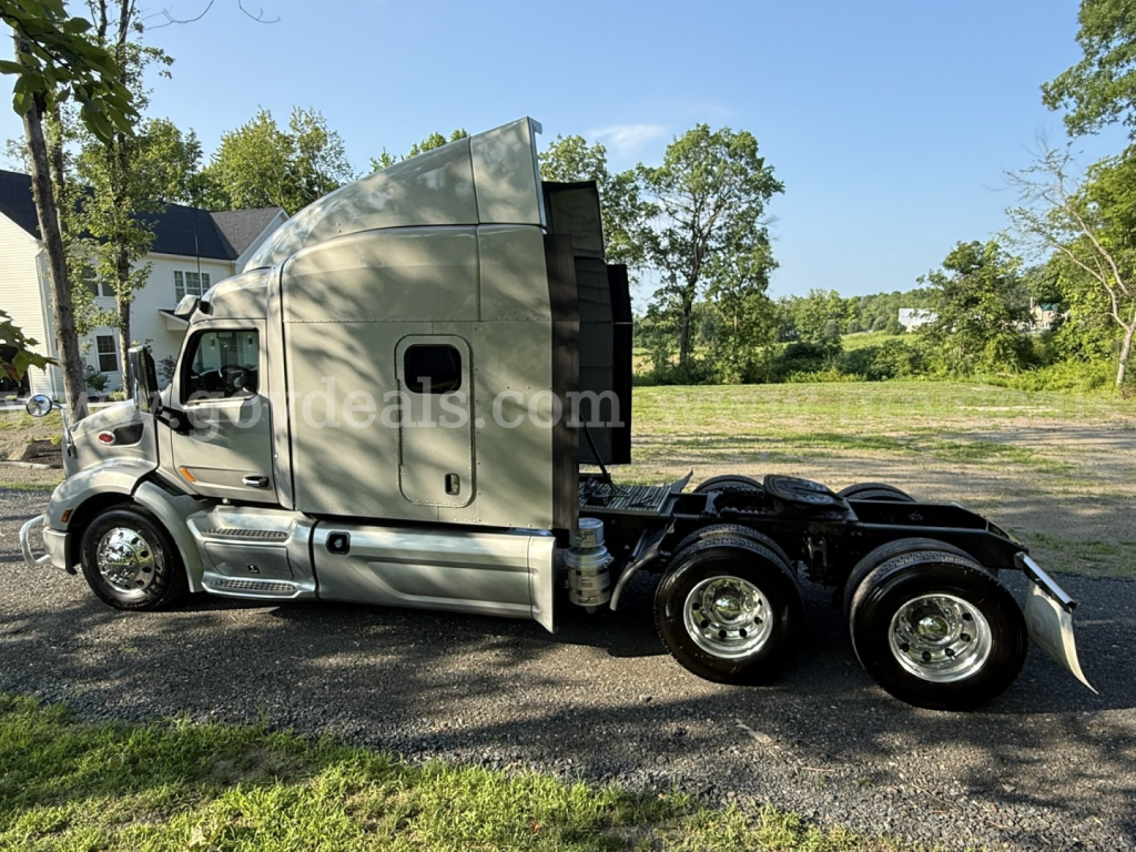 Peterbilt 579 2019 truck in semi-tractor configuration side view showing sleeper cab and dual rear axles.