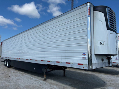 Trailer side view of a refrigerated utility trailer with a front refrigeration unit and chrome corner posts. Text on trailer includes '4000R' near nose and 'TRAILER 3000R' badge.