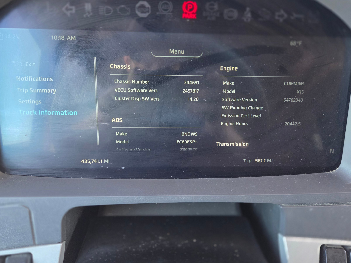 Dashboard screen showing vehicle configuration: Chassis Number 344681, VECU Software Vers 245878, Cluster Dip SW Vers 14.20; Engine Make CUMMINS Model X15; ABS Make BNDS Model ECOBES?; Transmission N; Trip 561.1 MI; 435,741.1 MI