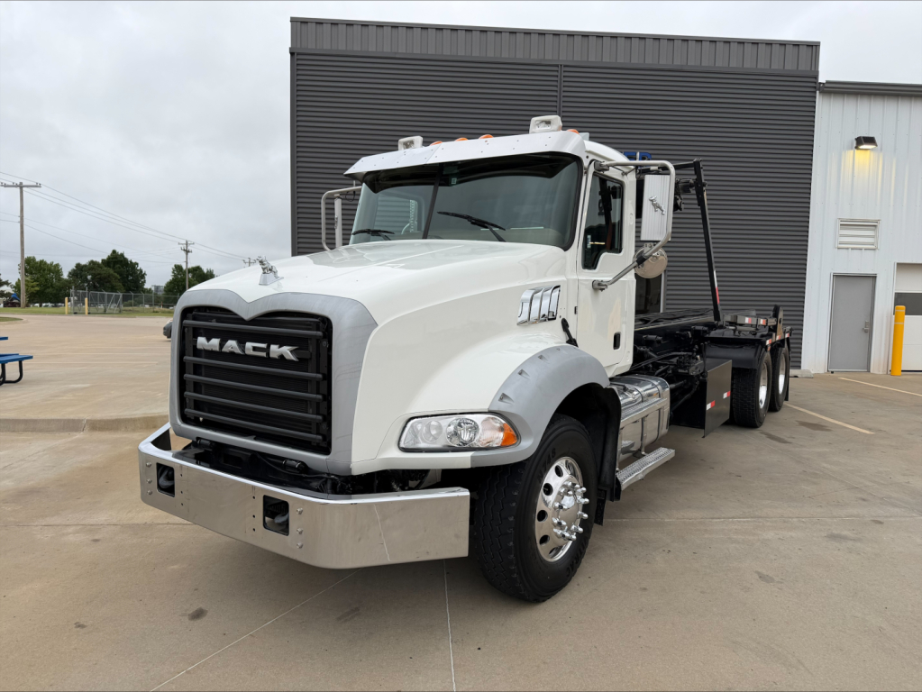 Mack GU533 truck in white, front three-quarter view, with rolloff bed visible, B3202P stock tag, VIN 1M2AX33C8GM010944.
