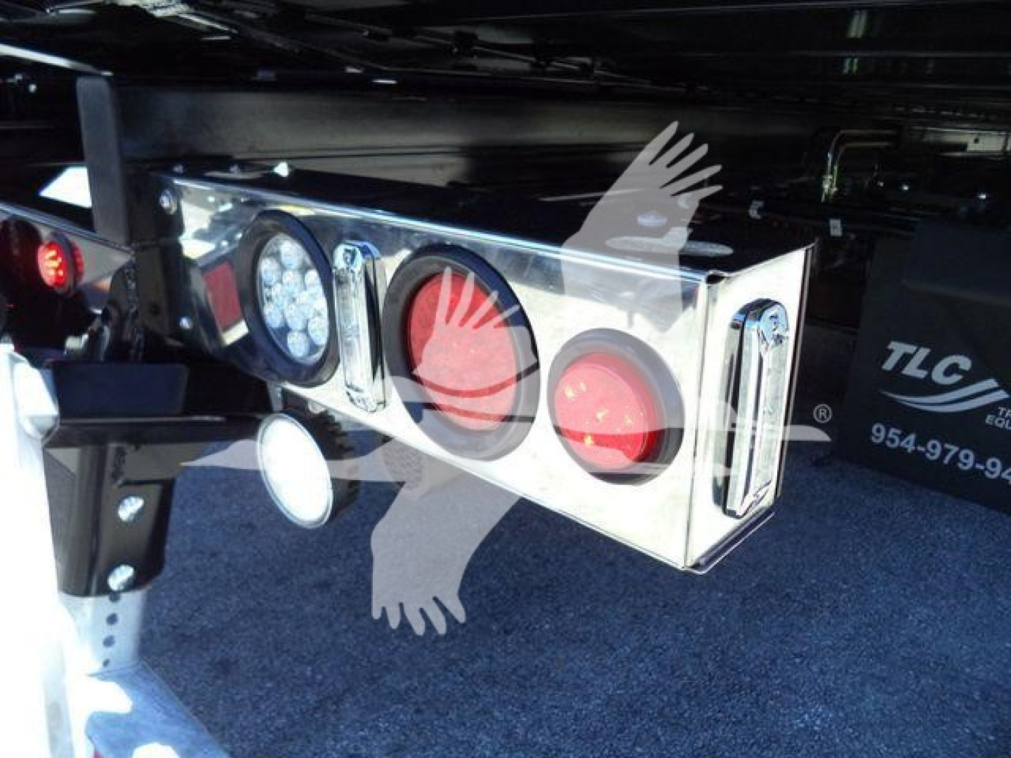 Kenworth T280 rollback rear bumper lights and chrome bumper with round red/white reflectors and rectangular lights.