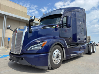 Kenworth T680 tractor in deep blue, front three-quarter view, with sleeper cab and chrome grille, stock number 0630982, VIN 1XKYD49X8RJ336490.