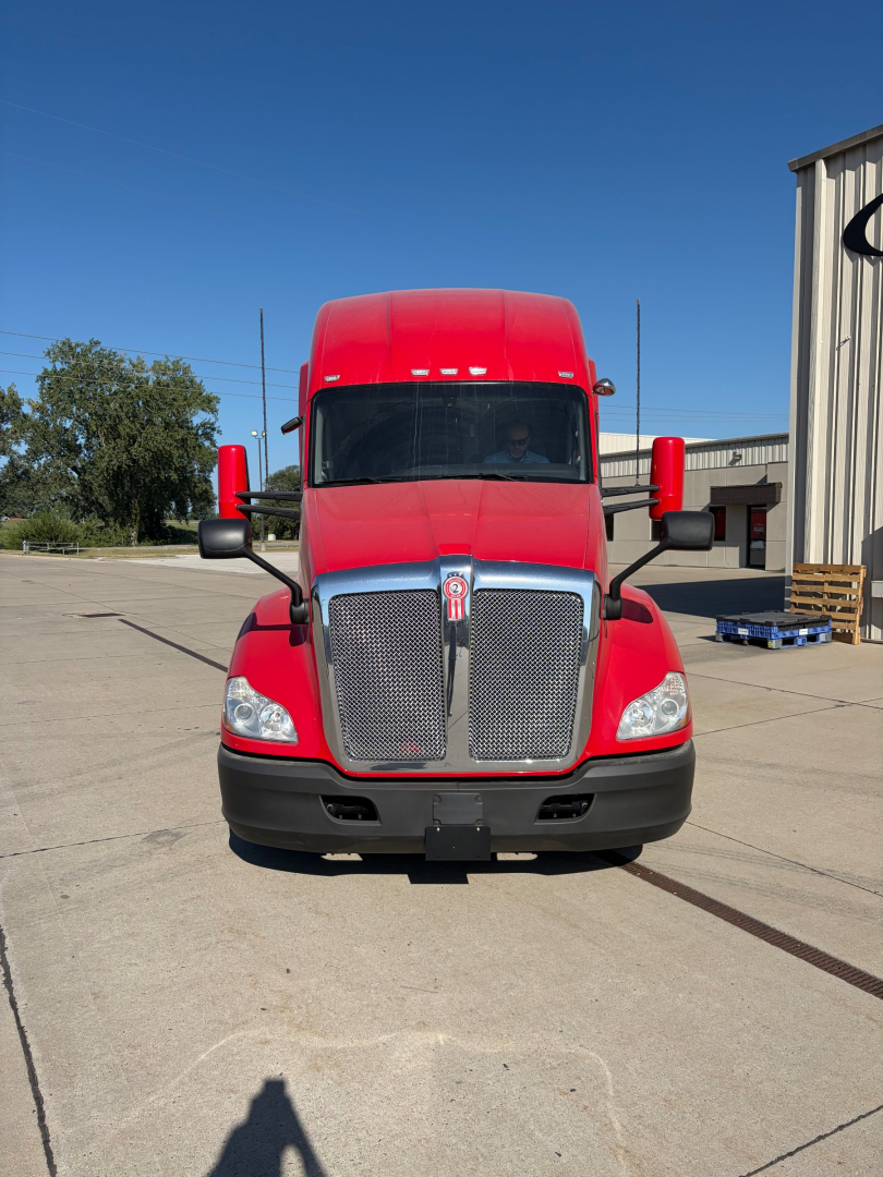 Kenworth T680 2022 front view showing bold grille and headlights.