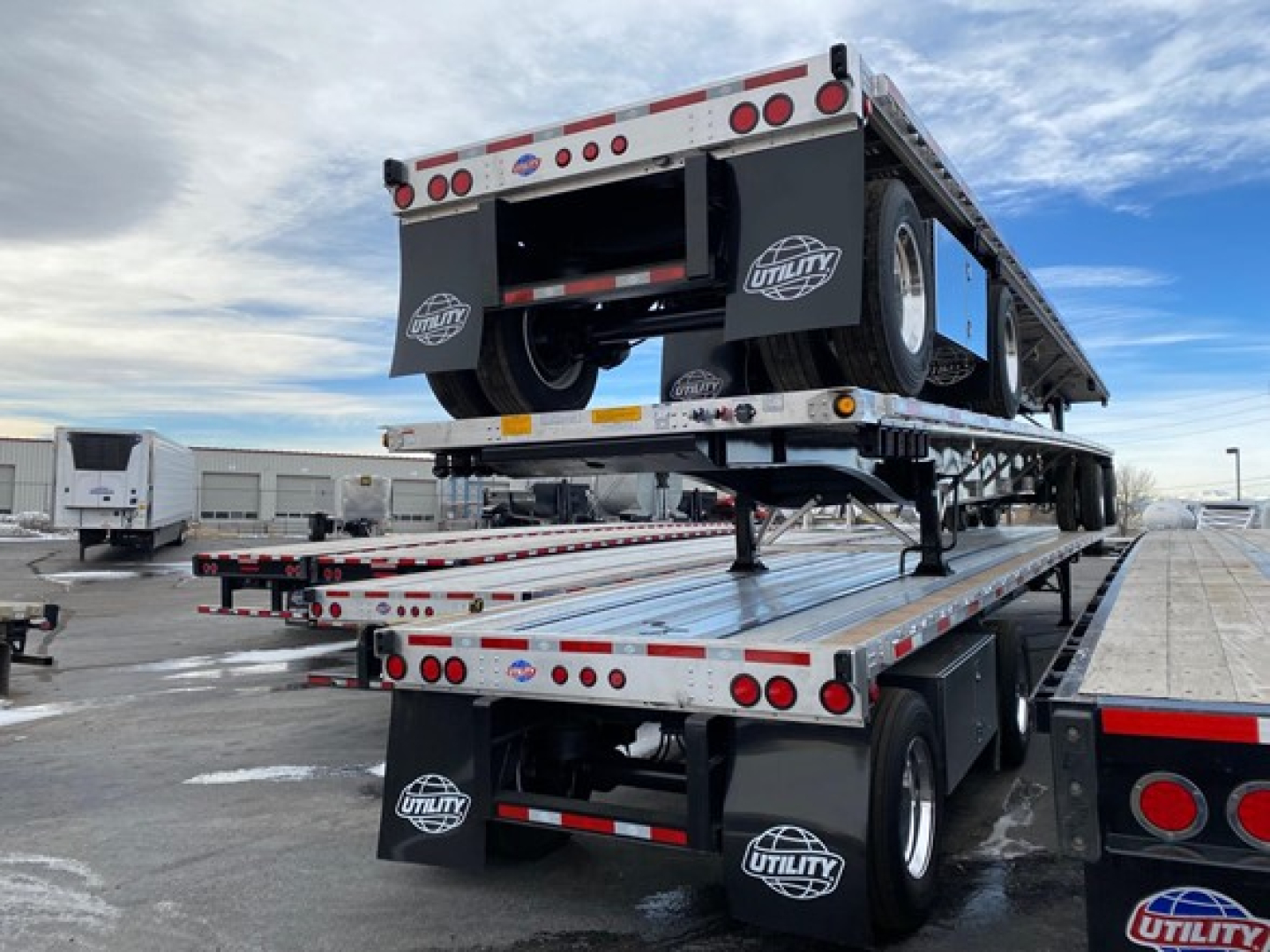 Utility 4000Ae trailer in in-service condition on a multi-axle flatbed with spare tires and reflective lights visible.