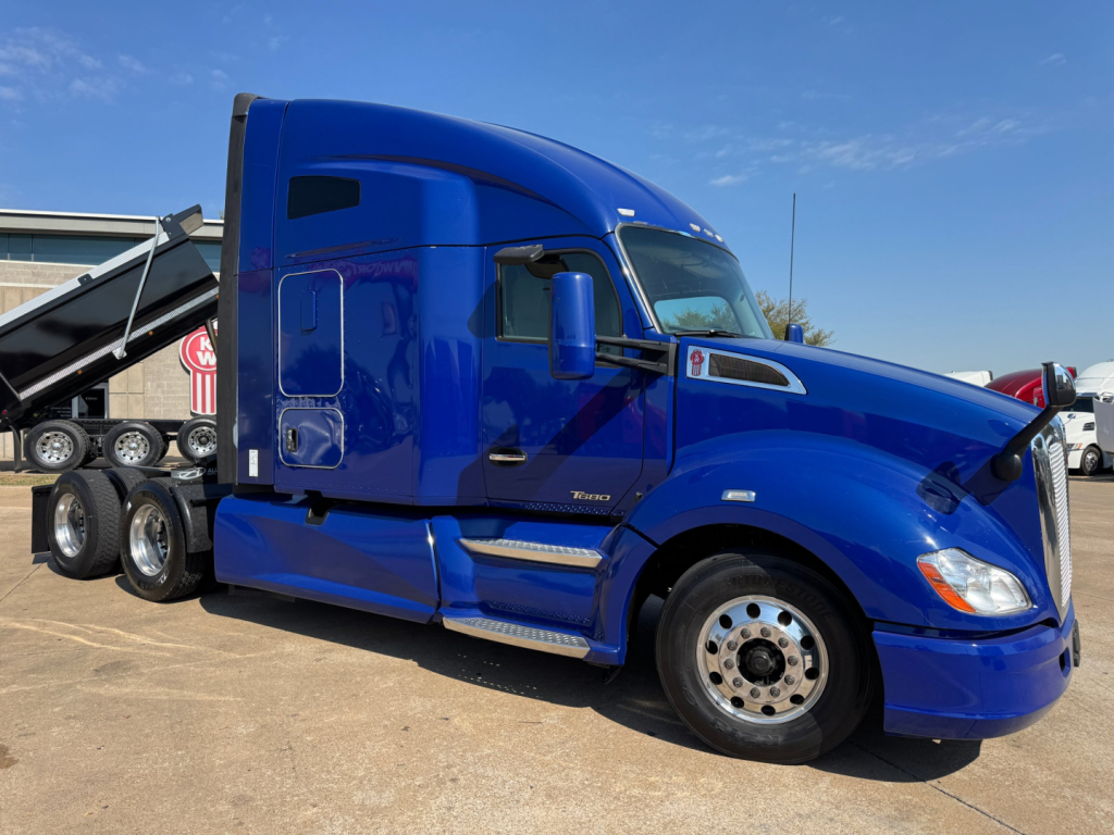 Kenworth T680 2019 blue conventional sleeper truck side view showing cab and front wheel, VIN 1XKYDP9X8KJ241452, stock 0632022.