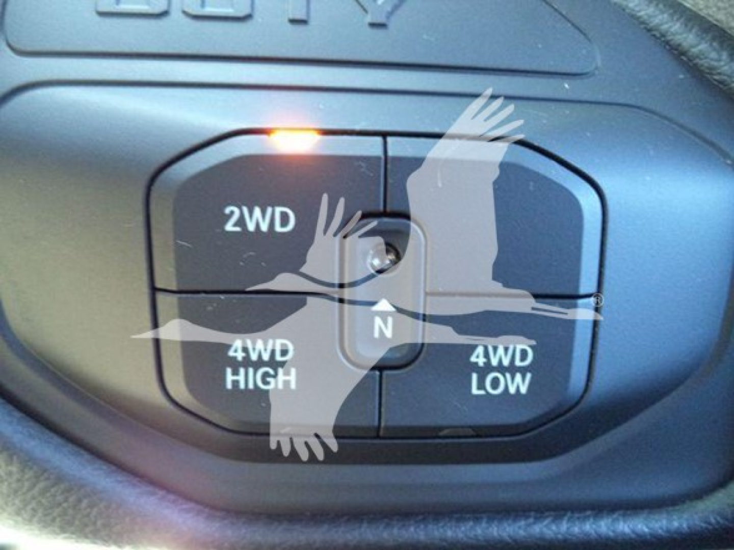 Vehicle control panel showing 2WD, 4WD HIGH, 4WD LOW, and N indicators.