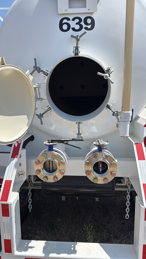Tank rear showing large circular hatch and two circular inlet/outlet valves with bolted flanges, number 639, and a vertical pipe on right side.