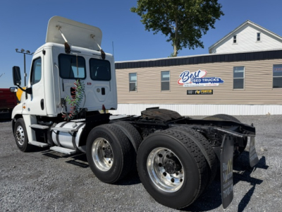 Truck rear view showing fifth wheel and dual rear axles on a used 2014 Freightliner Cascadia CA125DC with white cab.