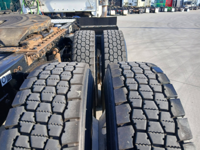 Kenworth T800 truck rear dual axle tires view showing tread pattern and wheel hubs.