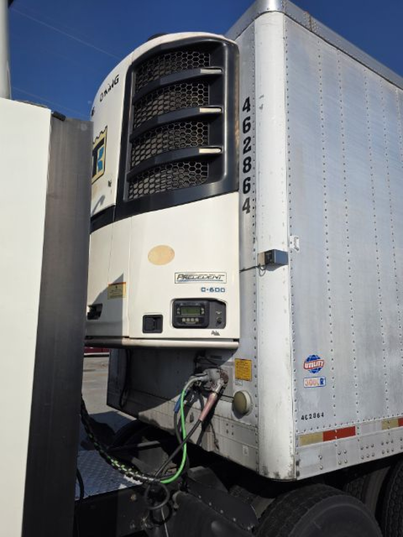 Reefer trailer front-left view showing Thermo King Precedent D-600 refrigeration unit and attached cab; vertical trailer numbers 462864.