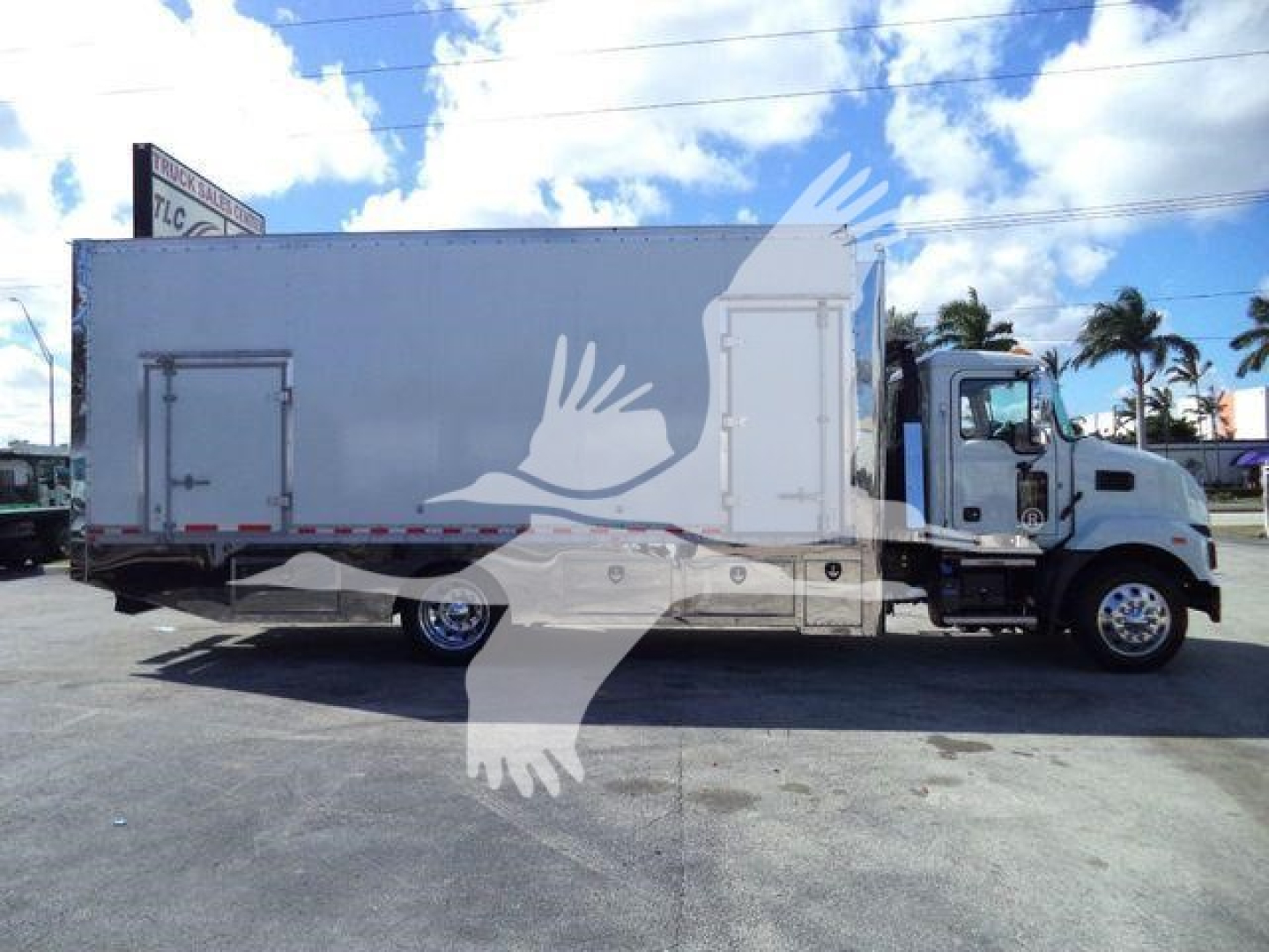 MD6 roll-off truck side view showing large box cargo area and cab with wheel, no visible text on labels.