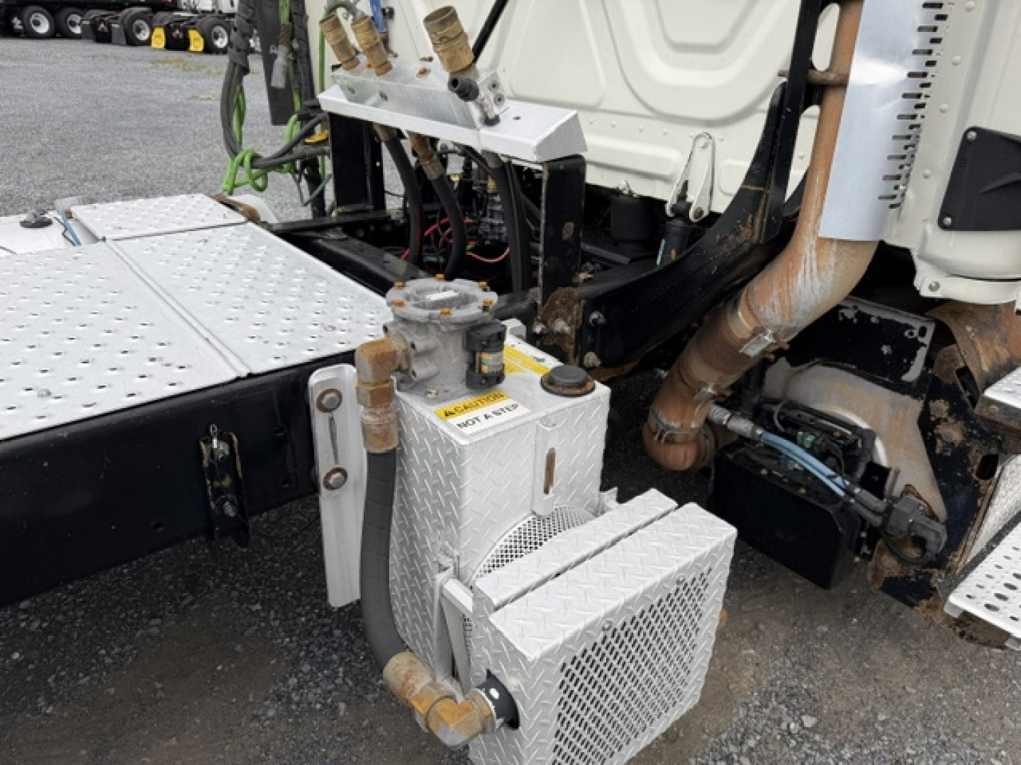 Truck cab area showing aluminum fuel/tank assembly and exhaust pipe on Freightliner Cascadia 2018 CA125DC.