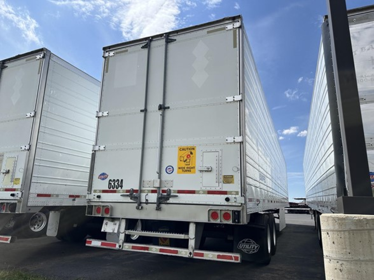 Trailer rear view of a 2015 Utility 3000R refrigerated trailer showing back doors and bumper.