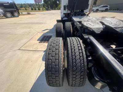 Kenworth T880 dual rear wheels on chassis showing tires and fifth wheel area
