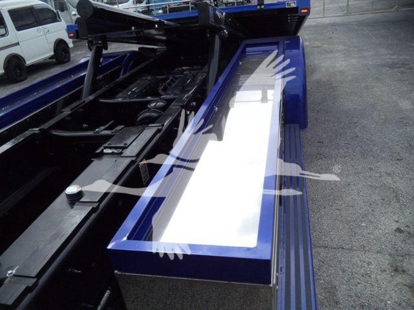 Kenworth T280 rollback truck bed with hydraulic components and blue bed side panels visible.