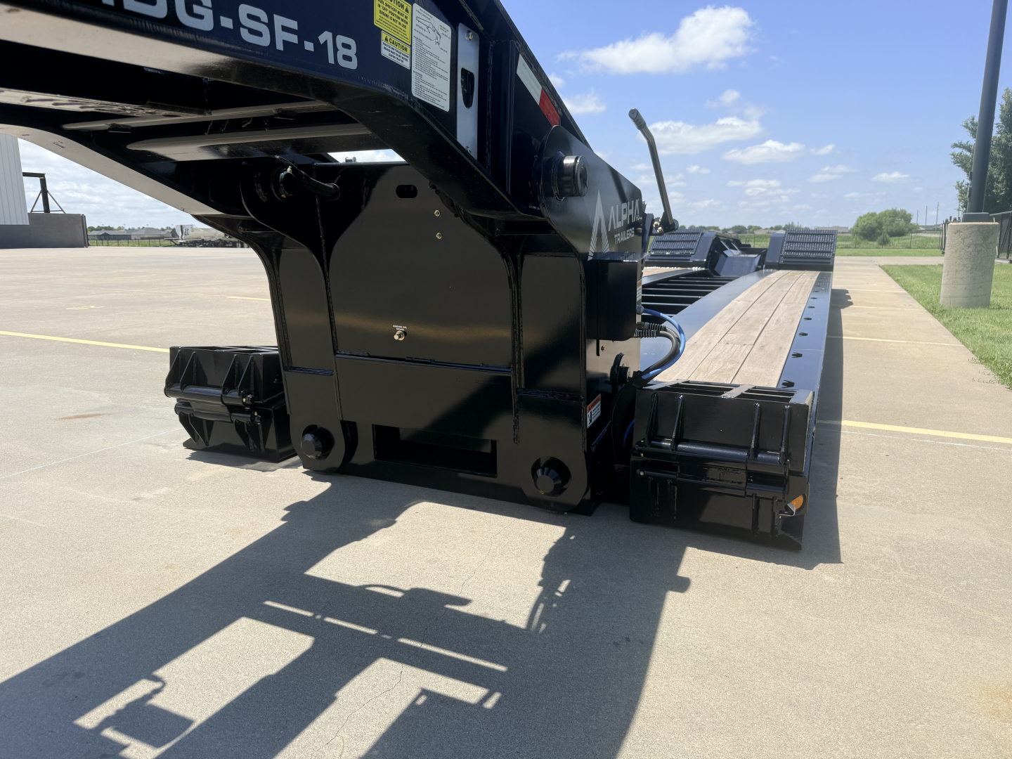 Trailer undercarriage with LDH 18" deck, black steel components, label 'SF-18' and structural cross-members visible.