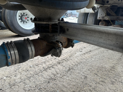 Mac 1050 pneumatic trailer undercarriage showing socketed hose connection and underframe components.