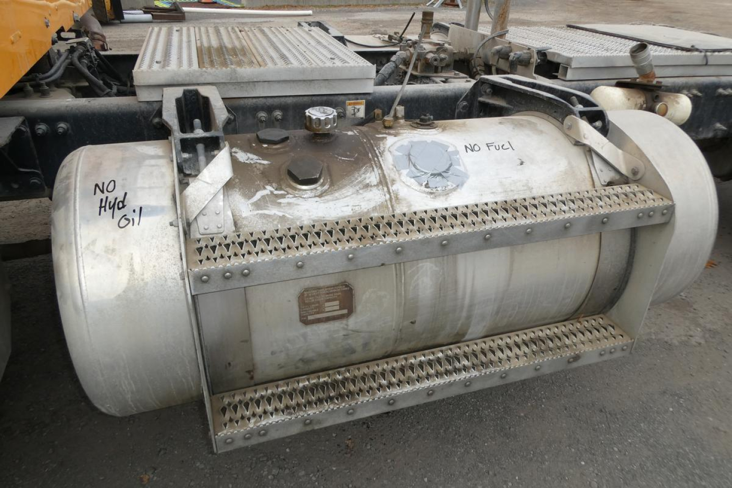 Peterbilt 567 fuel tank and side view showing aluminum cylindrical tank with steps and markings 'No Fuel' and 'No Hyd Oil' on top surface.
