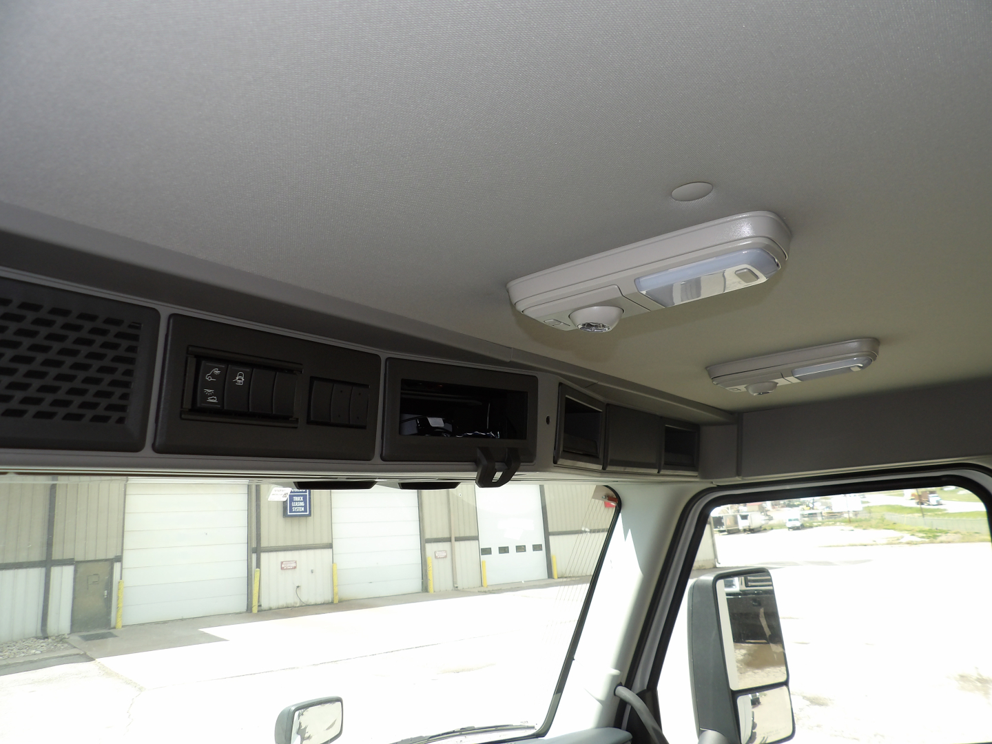 Volvo VNL64T300 truck interior ceiling with overhead console and dome light.