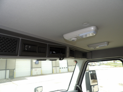 Volvo VNL64T300 truck interior ceiling with overhead console and dome light.