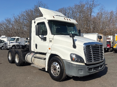 Freightliner Cascadia125 daycab tractor viewed from front-left showing grille, hood, sleeper cab, fuel tanks, and dual rear axles.